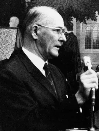 George Wells Beadle speaking at a meeting in Chicago